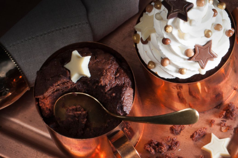 Пирожные в кружке из темного шоколада