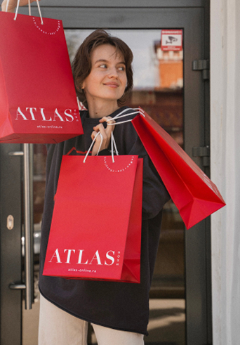 девушка с пакетами atlas